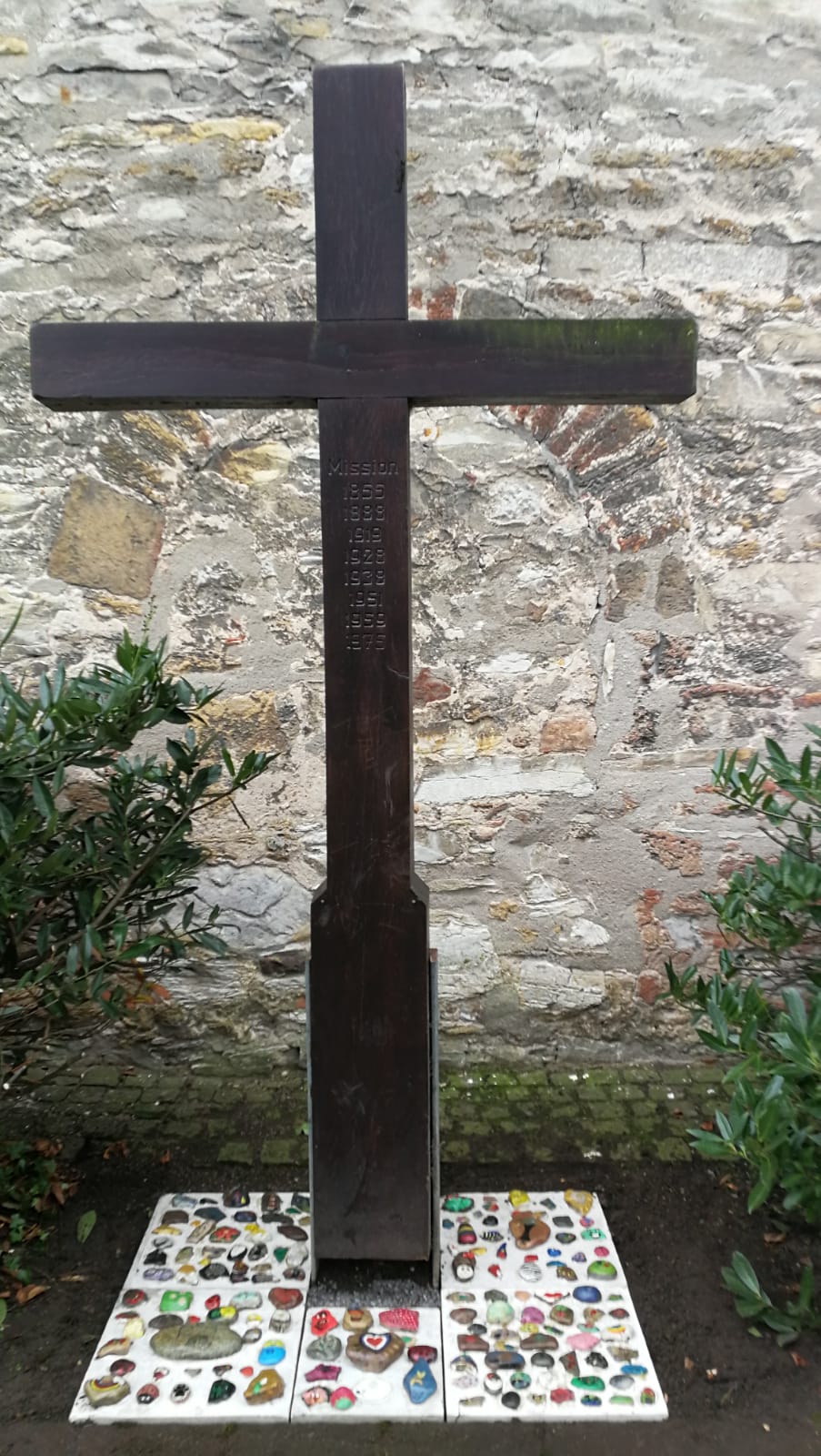 Kreuz mit bunten Steinen