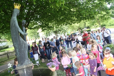 Im Mittelpunkt: Vor der Maria-Statue lasen die Kinder Fürbitten vor.
