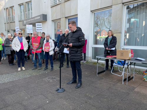 Christen zeigen Flagge für Zusammenhalt