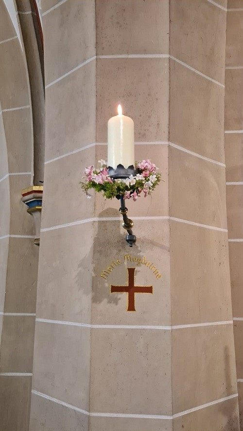 Zur Einweihung bekam der 13. Apostelleuchter für Maria Magdalena einen Kranz aus Blumen
