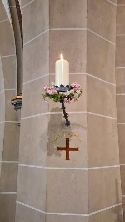 Zur Einweihung bekam der 13. Apostelleuchter für Maria Magdalena einen Kranz aus Blumen