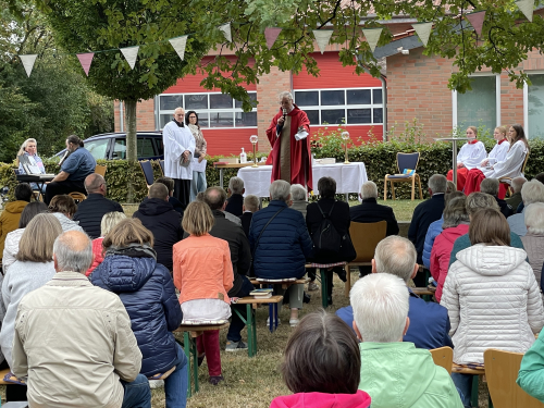 Gottesdienst mit Stehcafé und Frühschoppen im Scharmeder Pfarrgarten